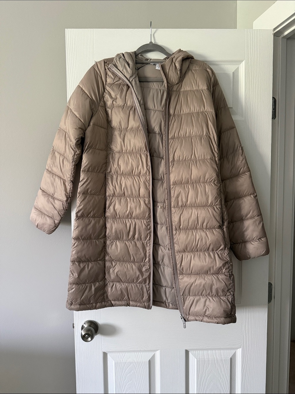 Athleta Aire Puffer Parka Jacket
Women's M Feather Tan
Style 473132 - Picture 4 of 6